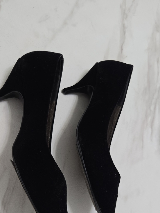 Vintage Notorious heels for Bakers-Leeds . Women's Black Suede with Gold Insole - Picture 4 of 9